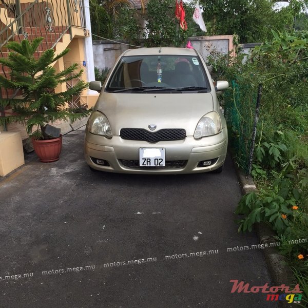 2002' Toyota Vitz photo #1