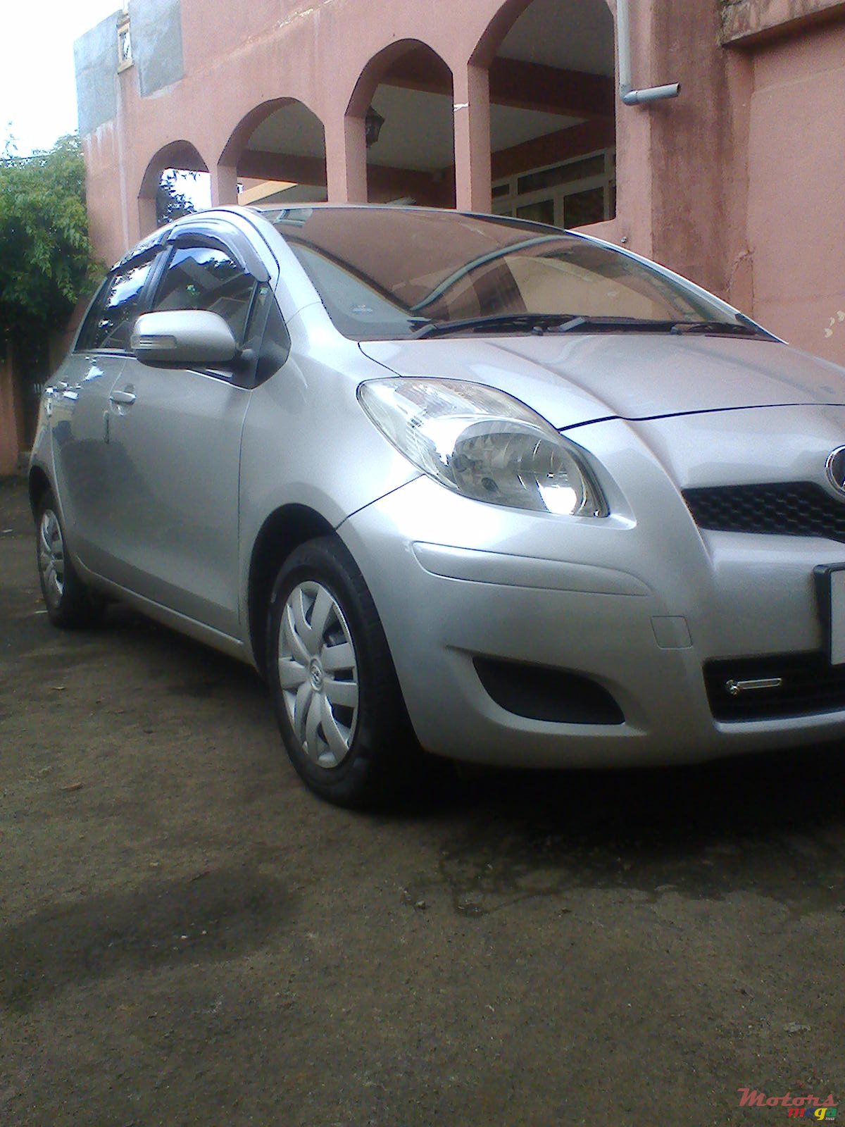 2009' Toyota Vitz photo #1