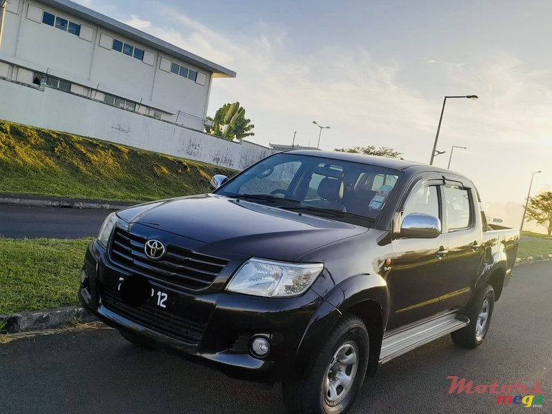 2012' Toyota Hilux 4x4 photo #2
