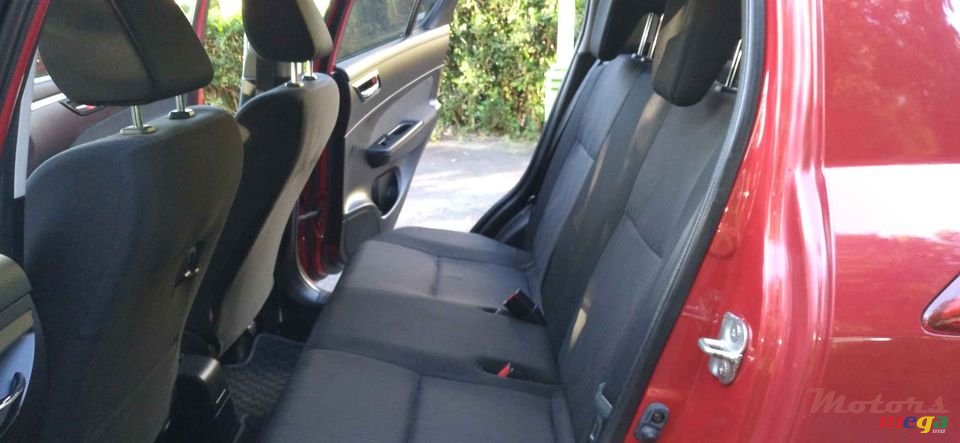 2011' Suzuki Swift photo #6