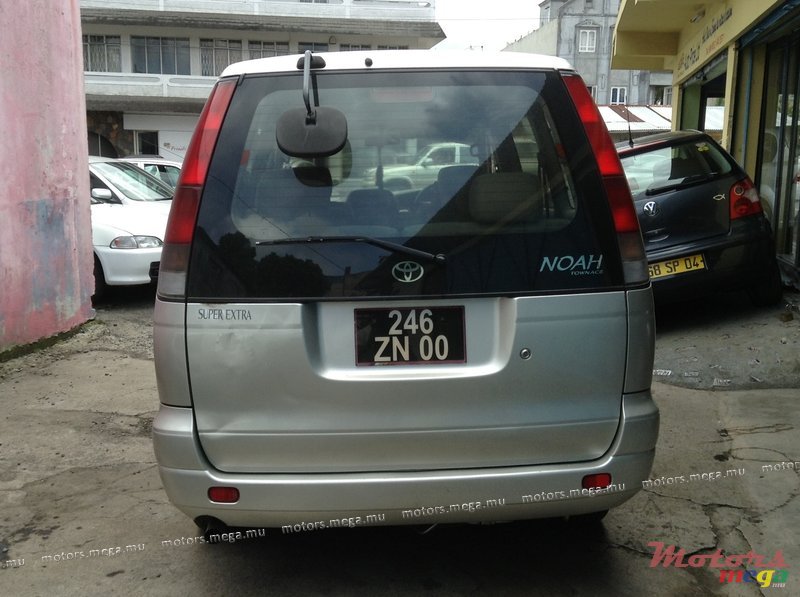 2000' Toyota Noah photo #3