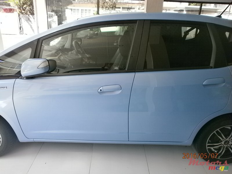 2012' Honda Fit hybrid photo #3