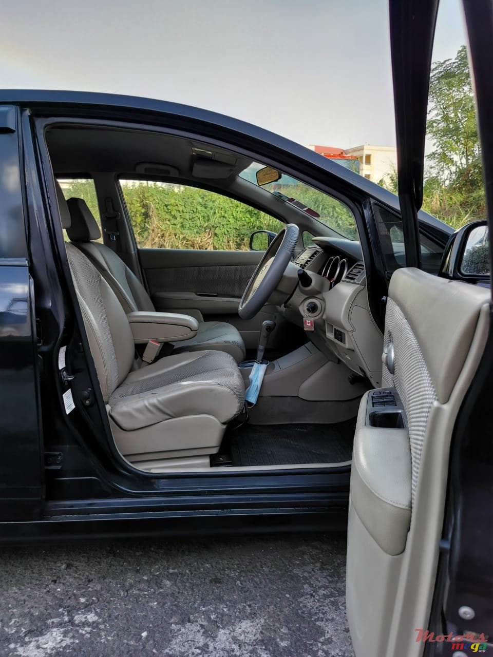 2006' Nissan Tiida Hatchback photo #5