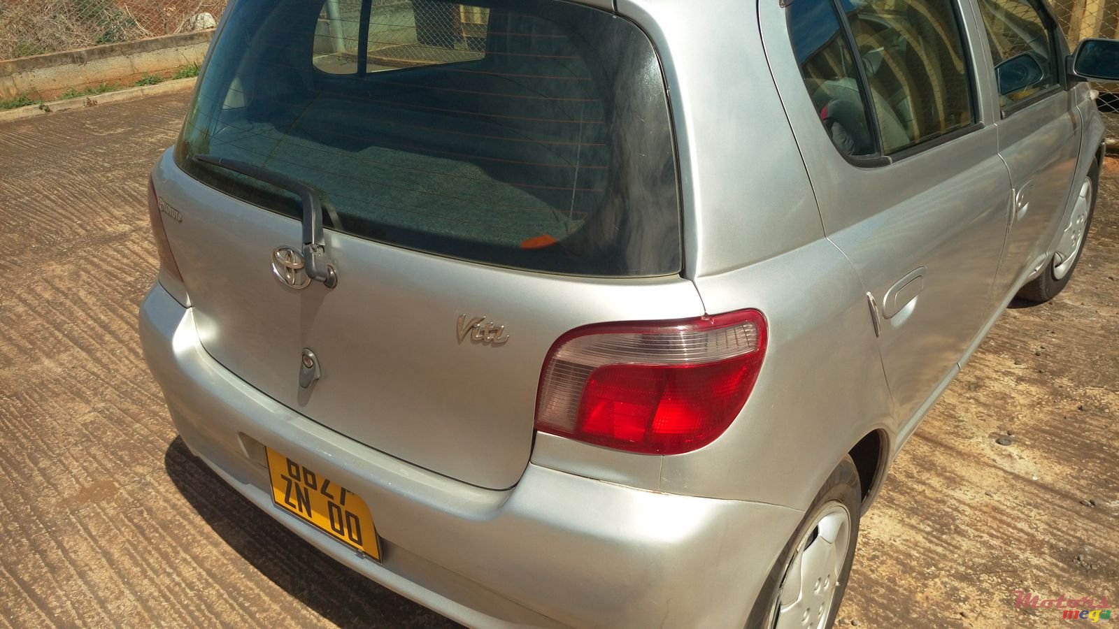 2000' Toyota Vitz Hatchback photo #2