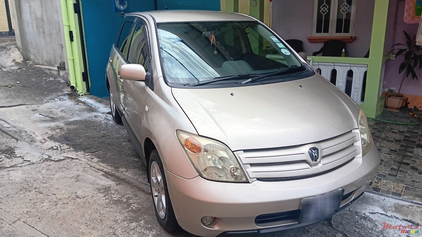 2002' Toyota Ist photo #1