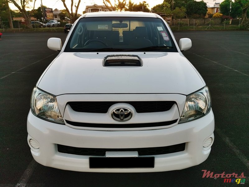 2009' Toyota Hilux photo #1