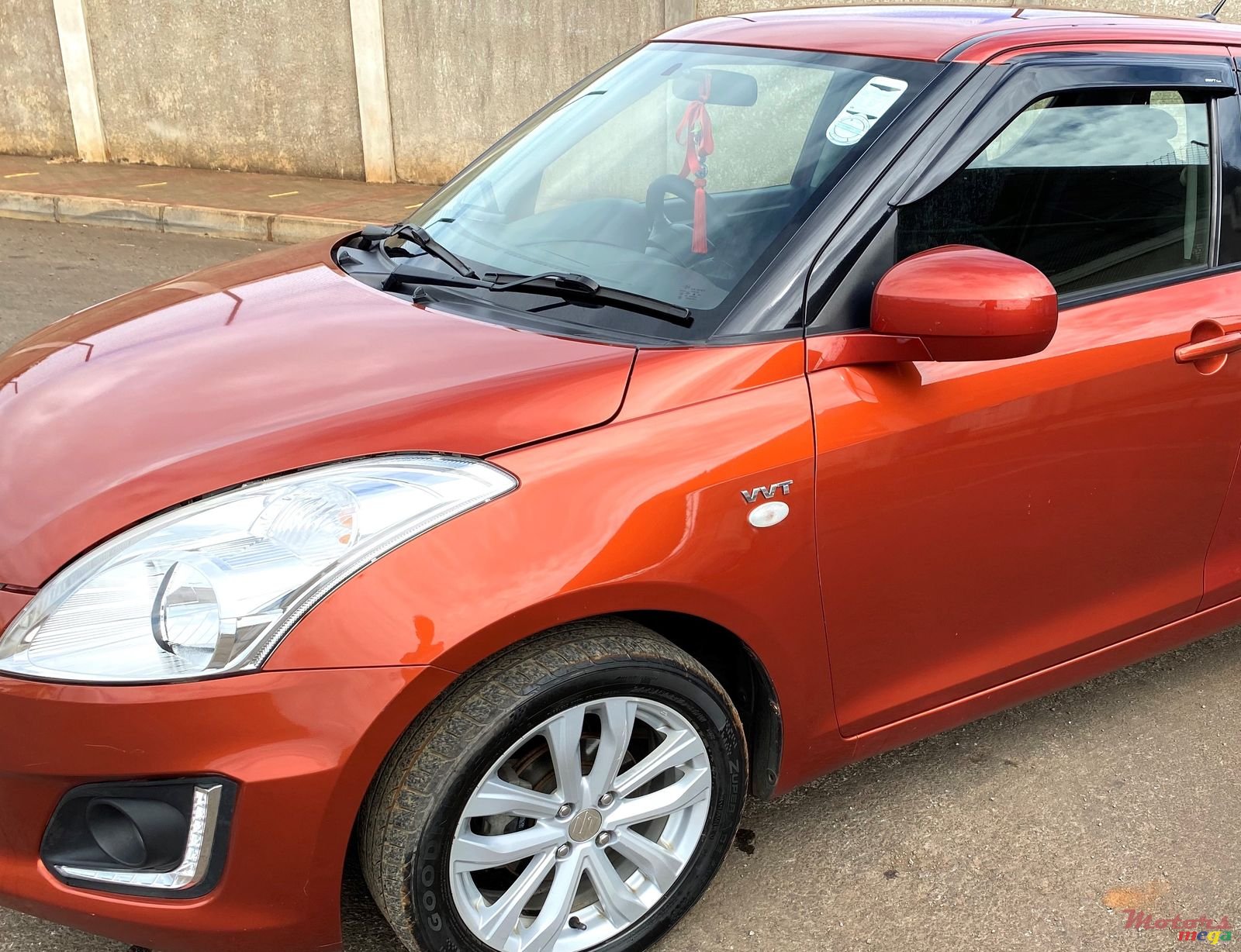 2015' Suzuki Swift photo #2
