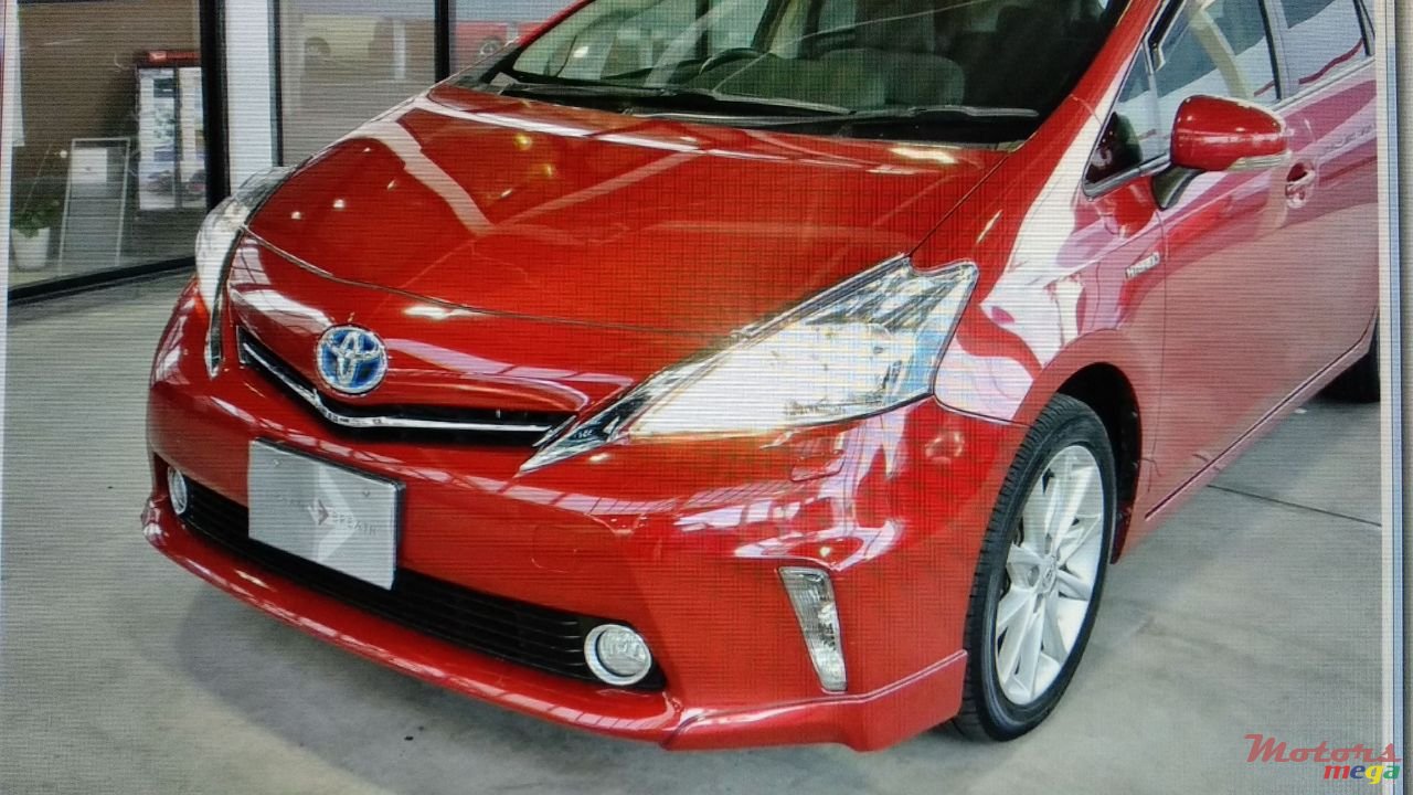 2015' Toyota Prius v photo #3