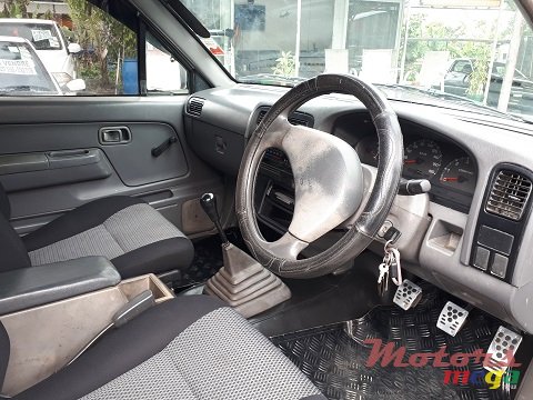 1999' Nissan Navara 4X2 photo #5