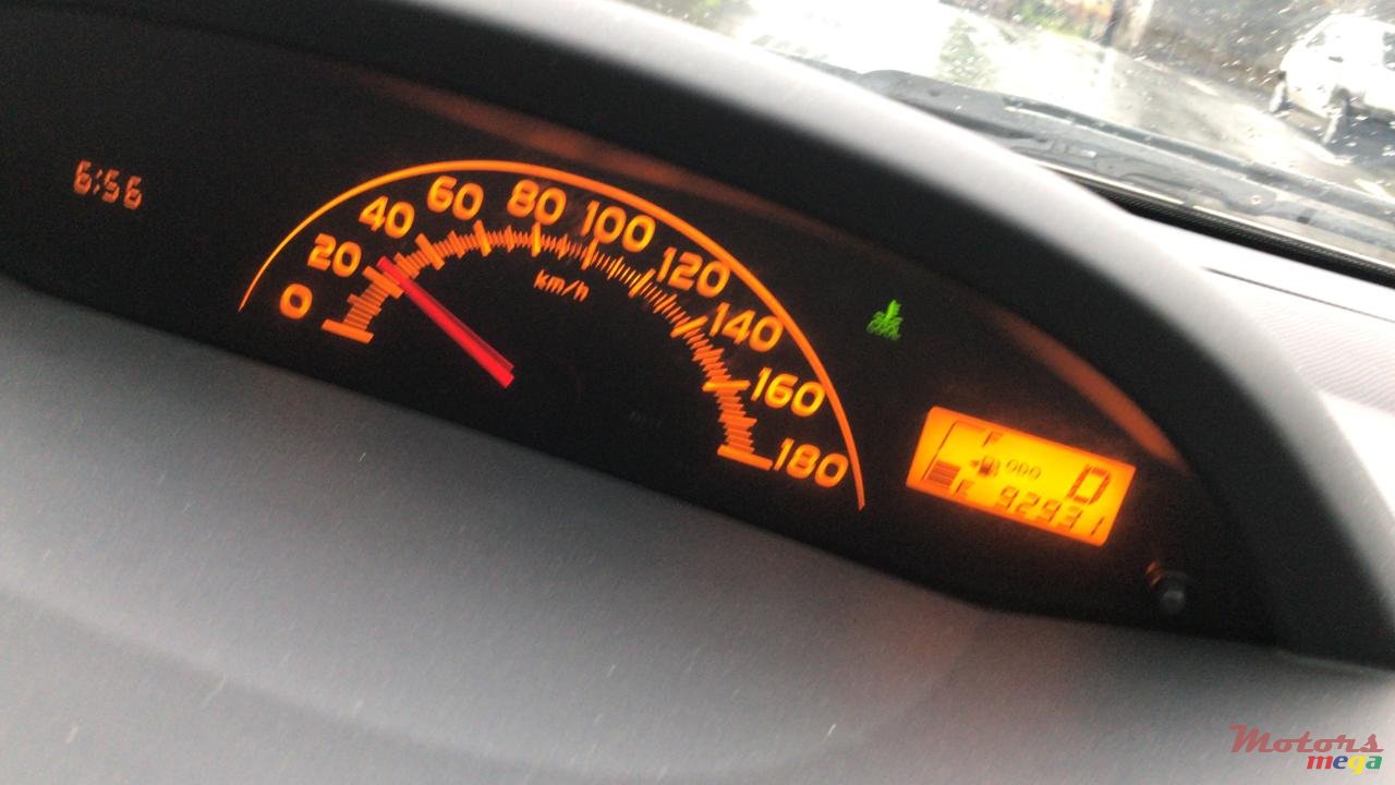 2010' Toyota Vitz photo #4