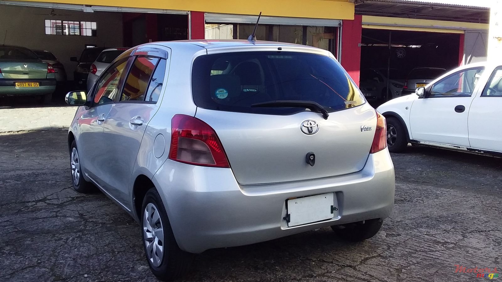 2005' Toyota Vitz photo #4