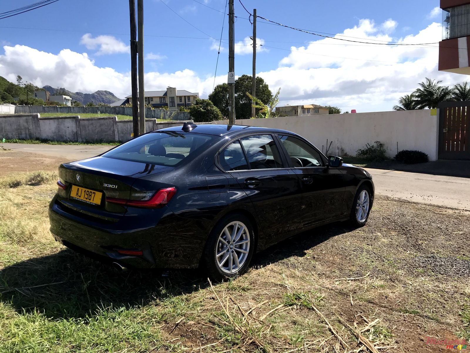 2019' BMW 3 Series 330i photo #4