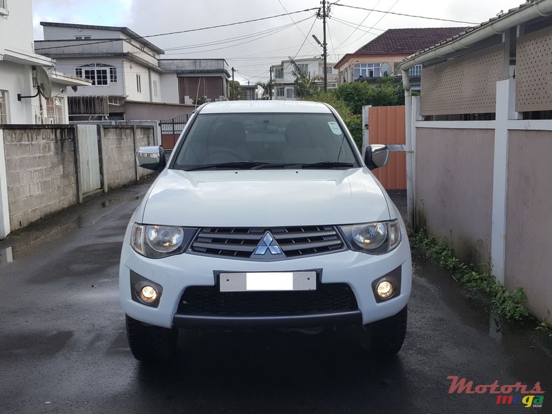 2011' Mitsubishi L 200 4X4 photo #2