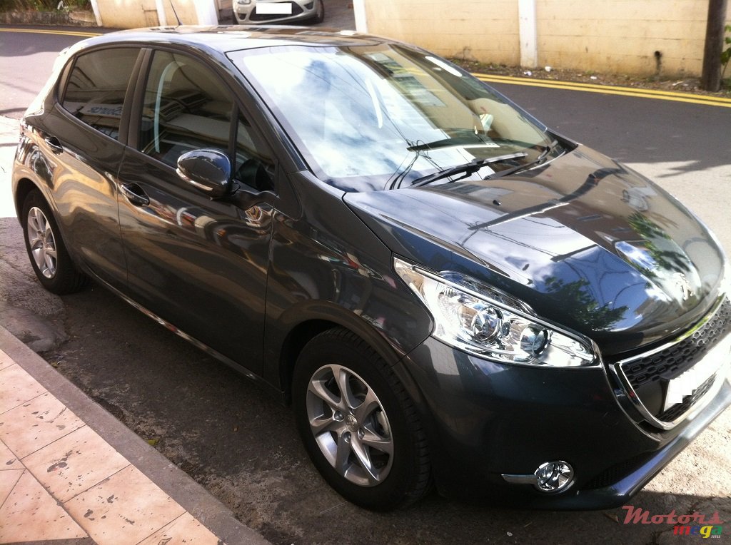 2014' Peugeot 208 eHdi photo #1