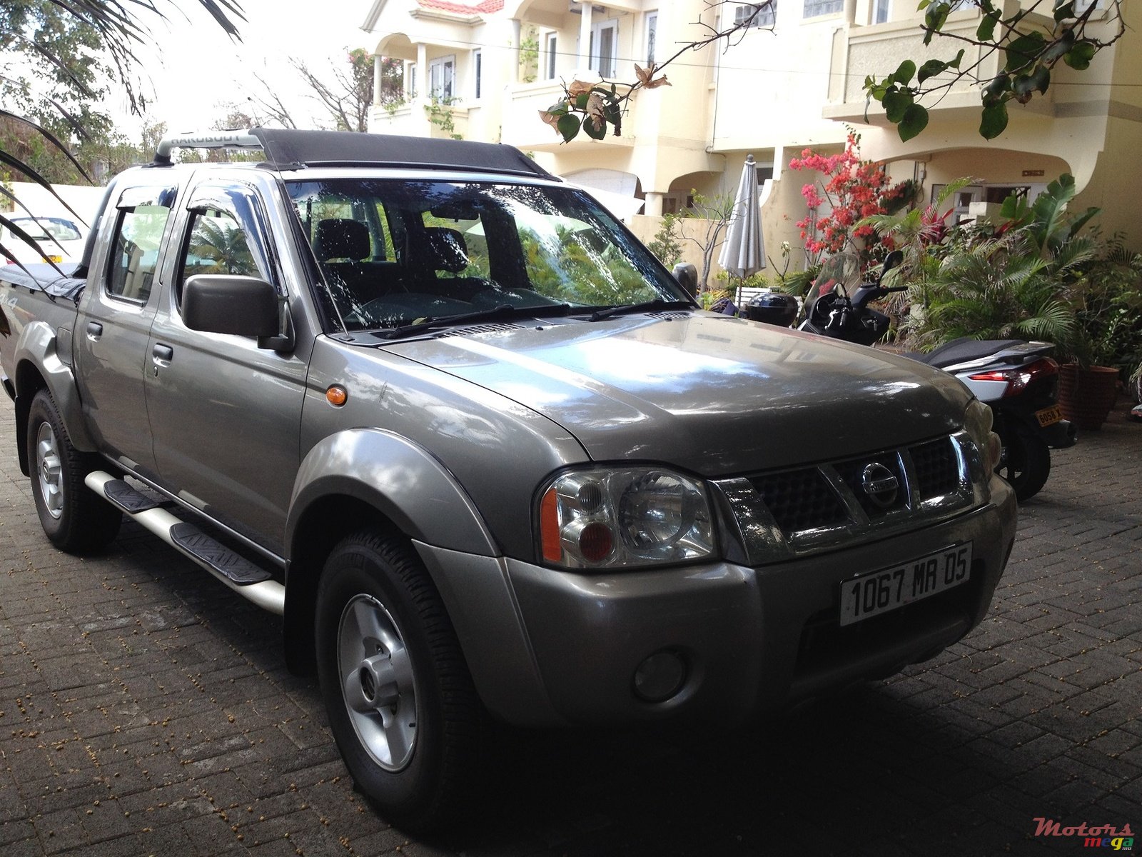 2005' Nissan 3.0 photo #1