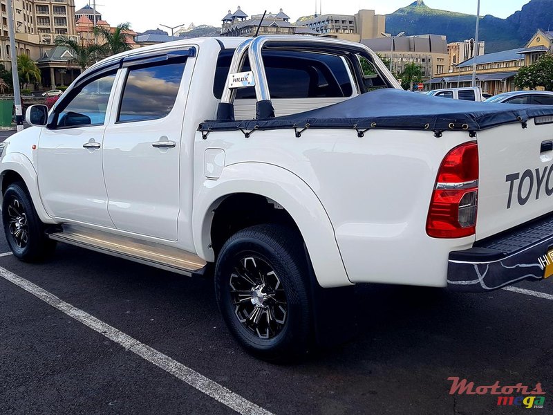 2015' Toyota Hilux 2.5 TURBO photo #2