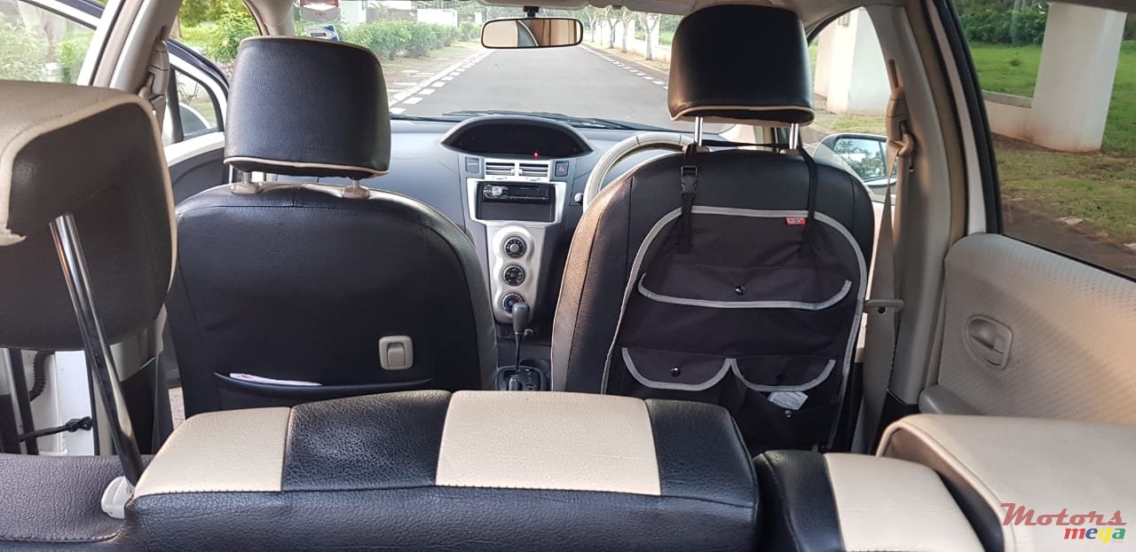 2006' Toyota Vitz photo #6