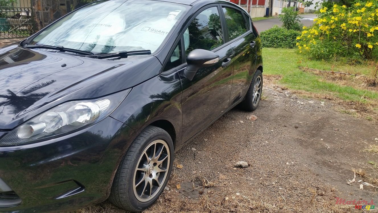 2012' Ford Fiesta photo #3