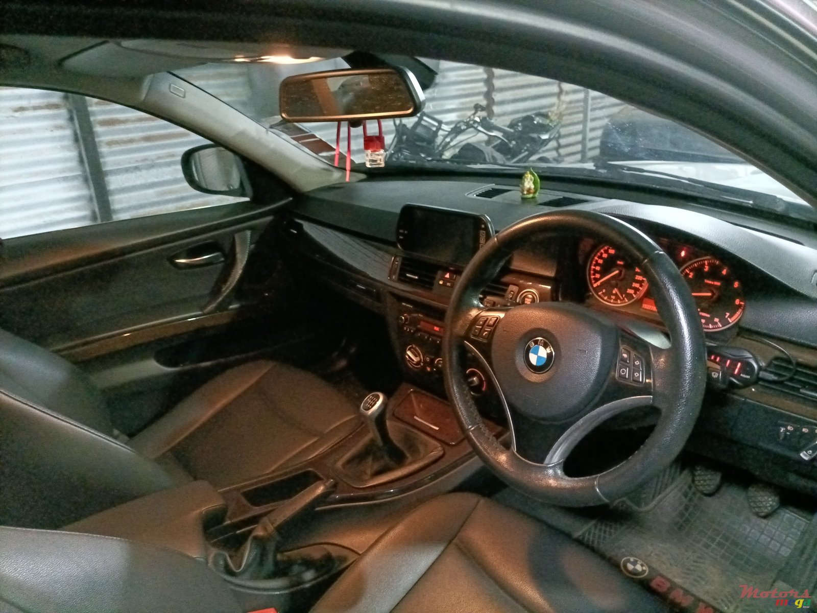 2010' BMW 3 Series photo #3