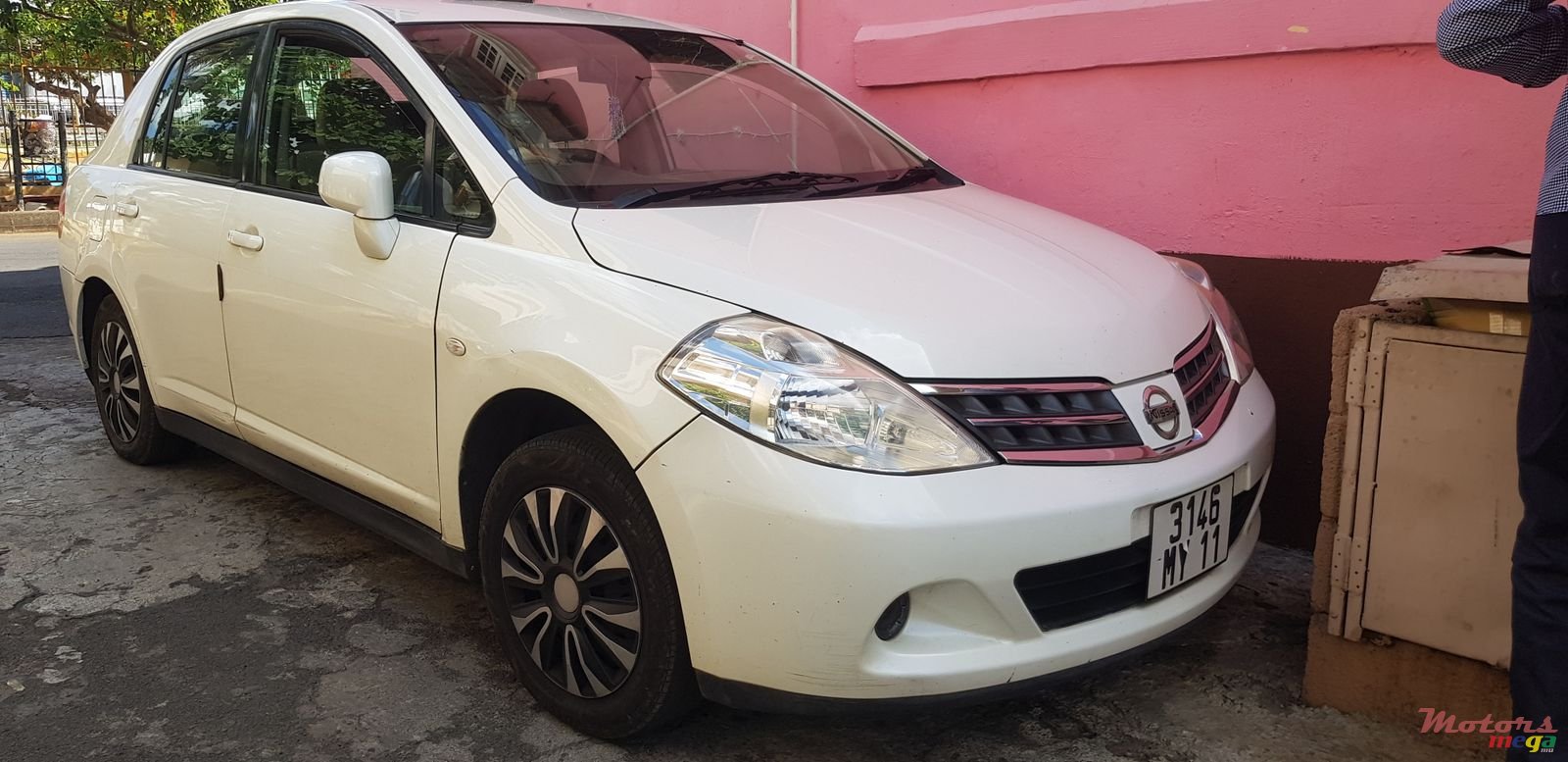 2011' Nissan Tiida photo #1