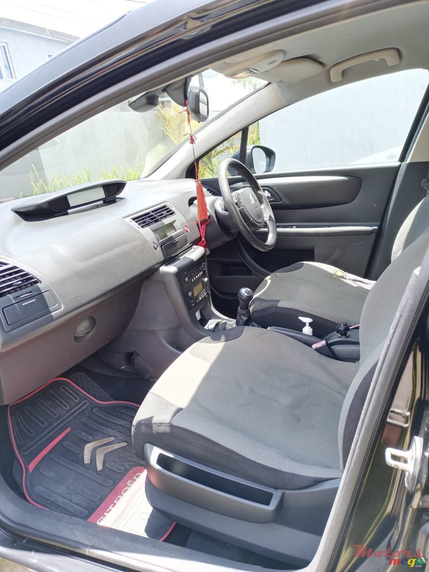2010' Citroen C4 photo #2