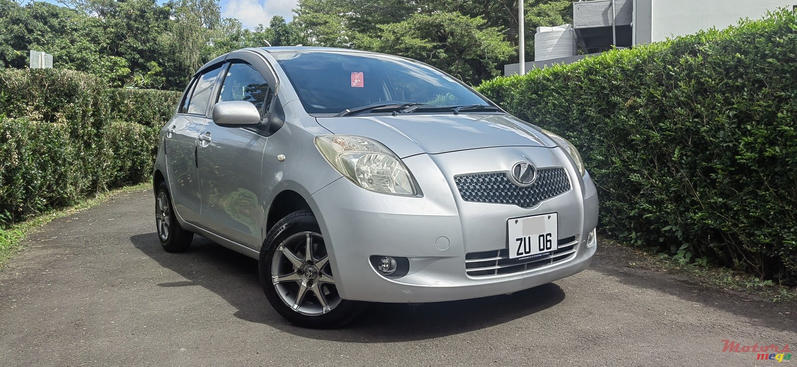 2006' Toyota Vitz photo #1