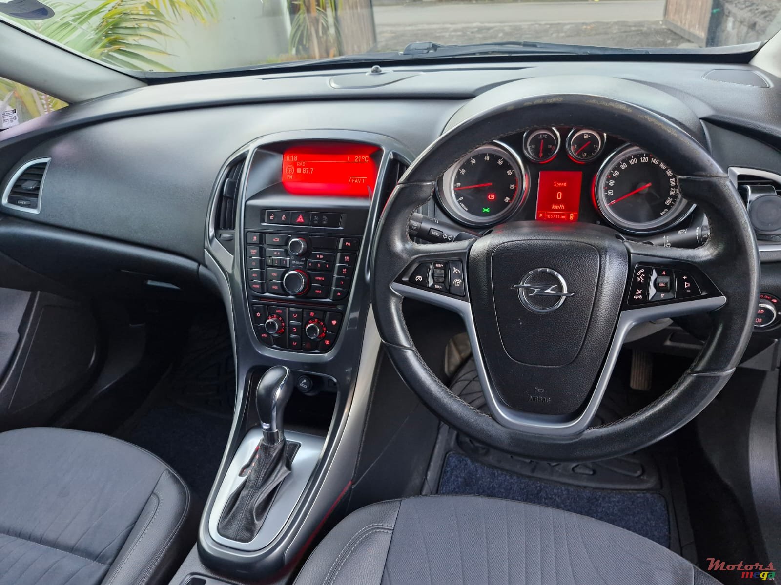 2014' Opel Astra photo #3