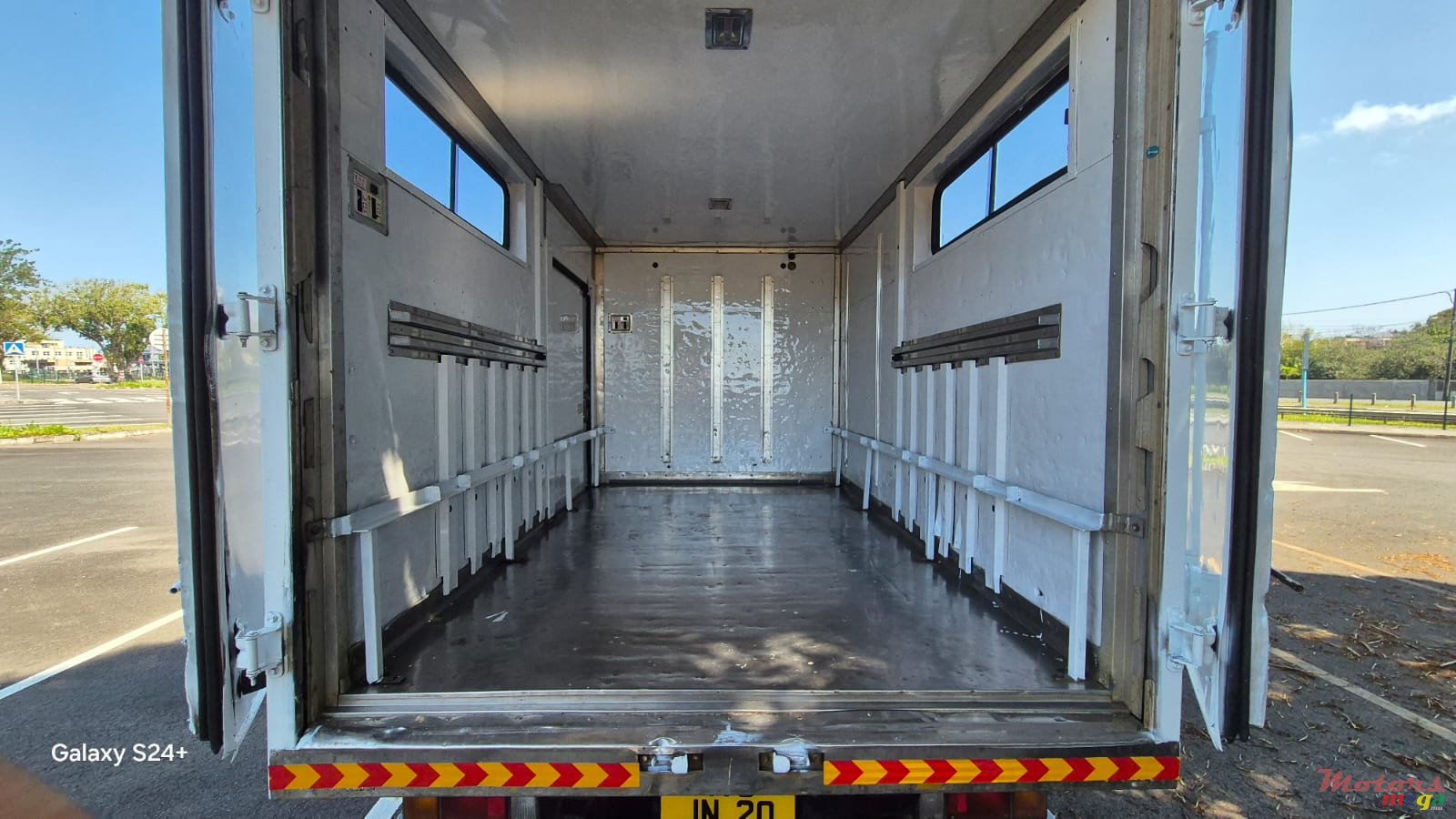 2020' Isuzu Reward NP photo #7