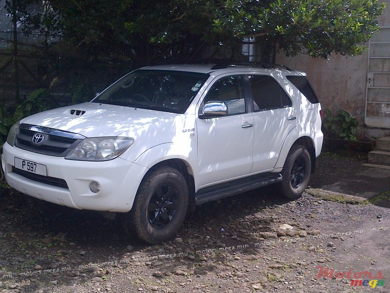 2007' Toyota Fortuner photo #1