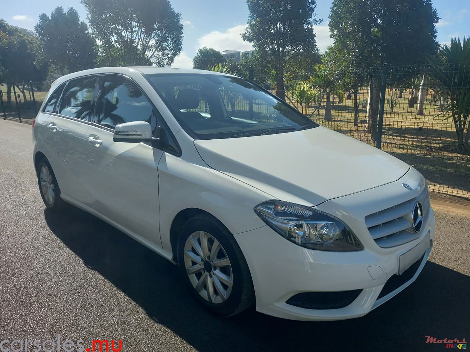 2013' Mercedes-Benz B 180 1.6 photo #2