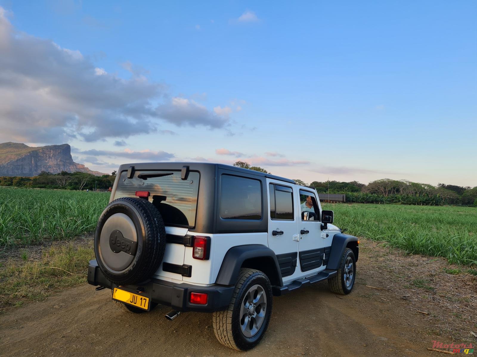 2017' Jeep Wrangler Rubicon unlimited photo #3
