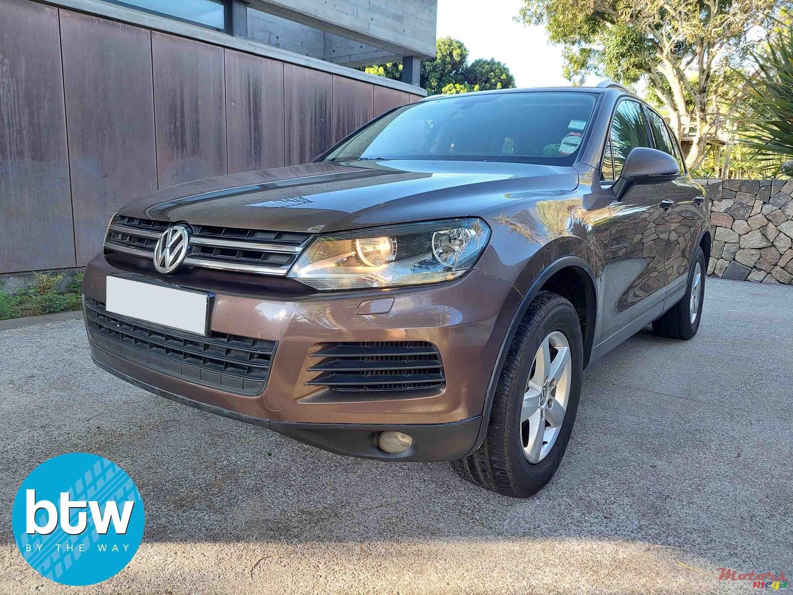 2014' Volkswagen Touareg photo #2