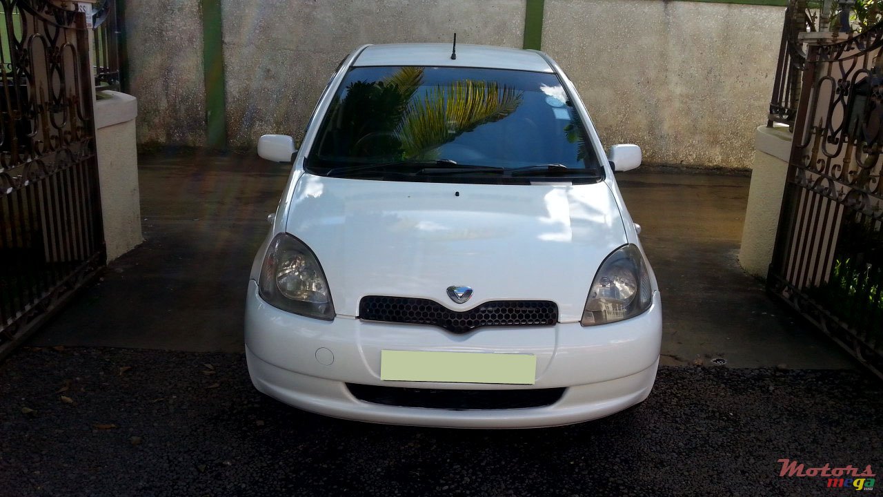 1999' Toyota Vitz photo #1