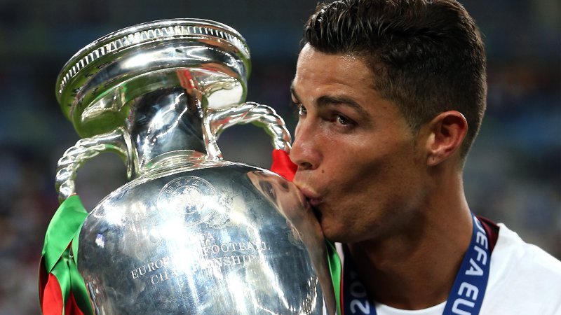Cristiano Ronaldo buys Bugatti Veyron to celebrate football title