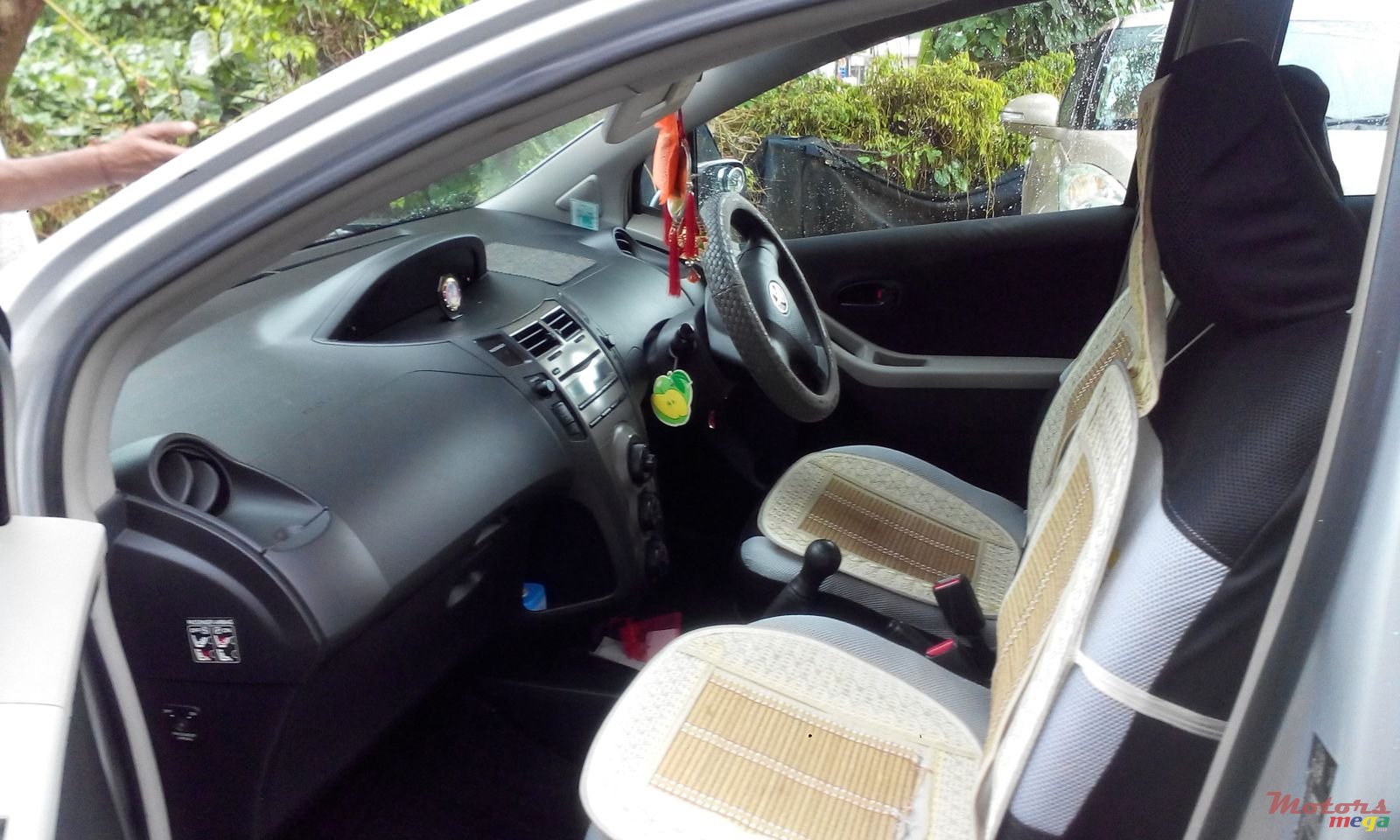 2009' Toyota Yaris photo #6