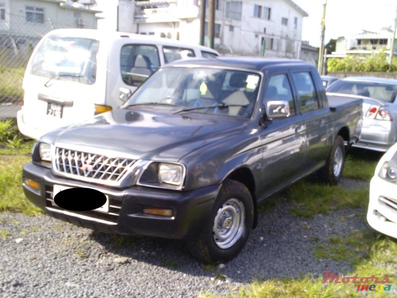 2002' Mitsubishi L 200 photo #1