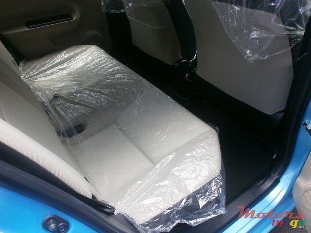 2013' Toyota Aqua photo #6