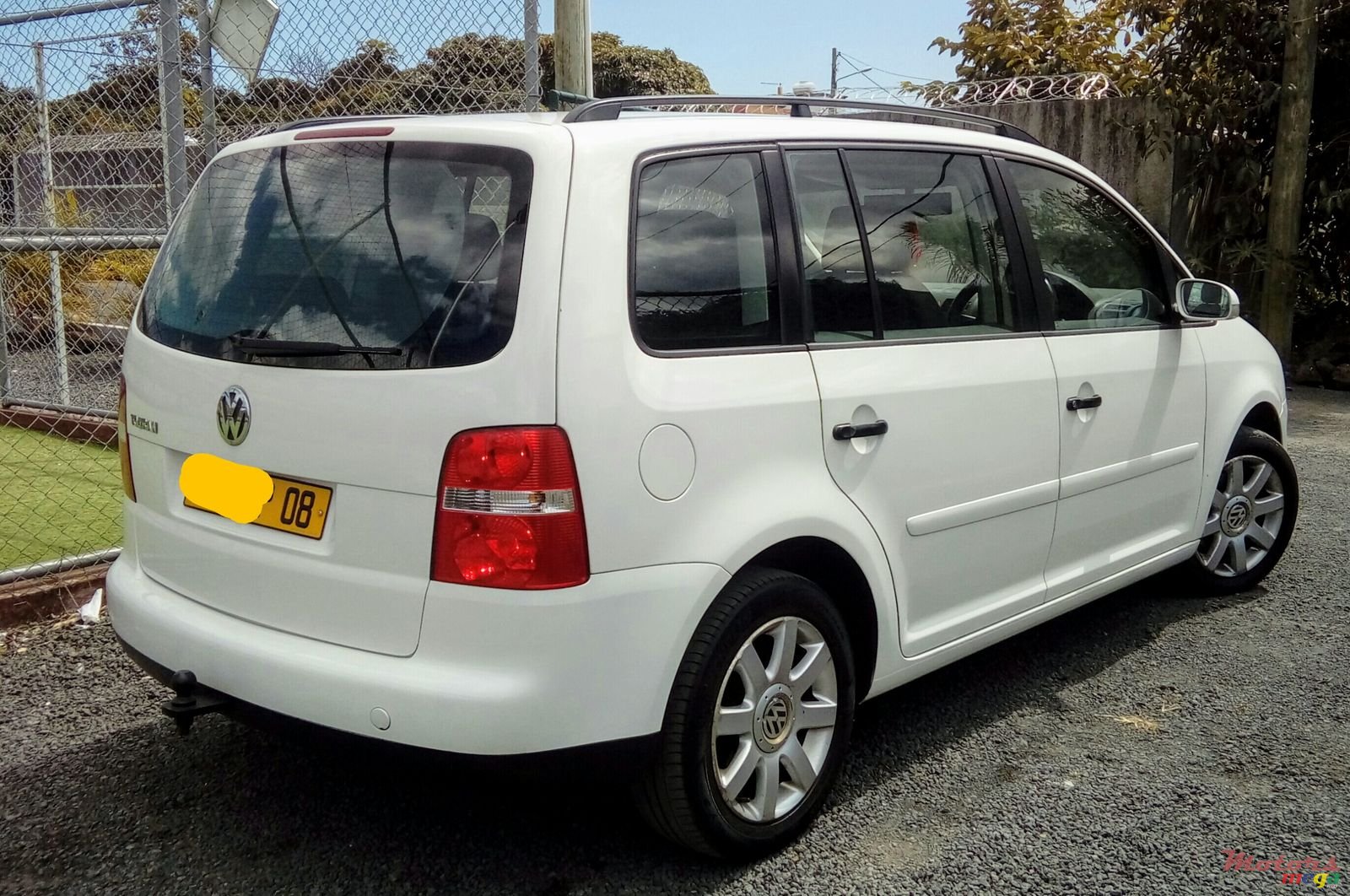 2008' Volkswagen Touran 1598cc photo #7