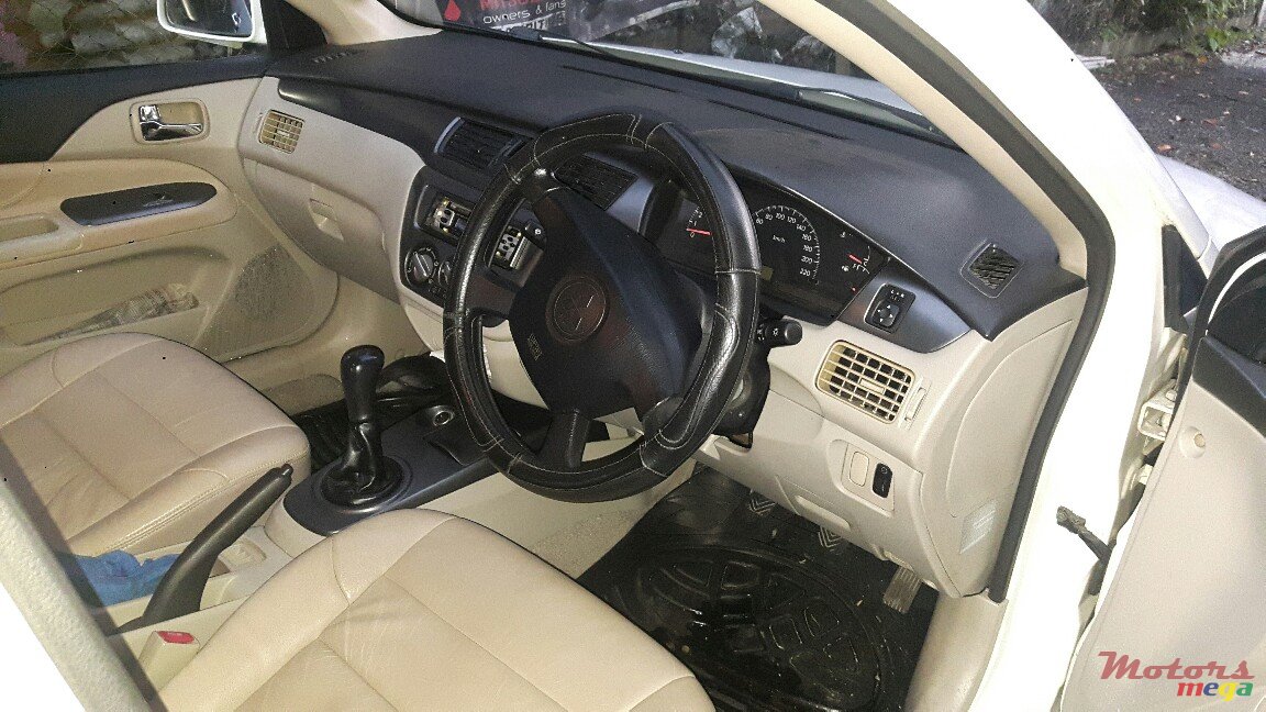 2005' Mitsubishi Lancer photo #3