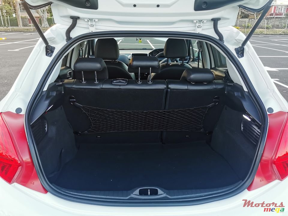 2015' Peugeot 208 Hatchback photo #7