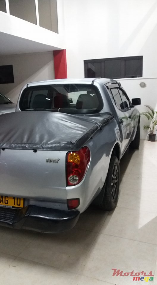 2010' Mitsubishi L 200 photo #2