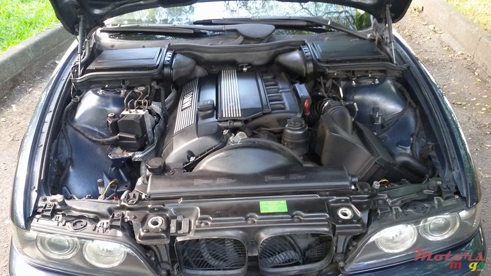 2002' BMW 525i photo #7