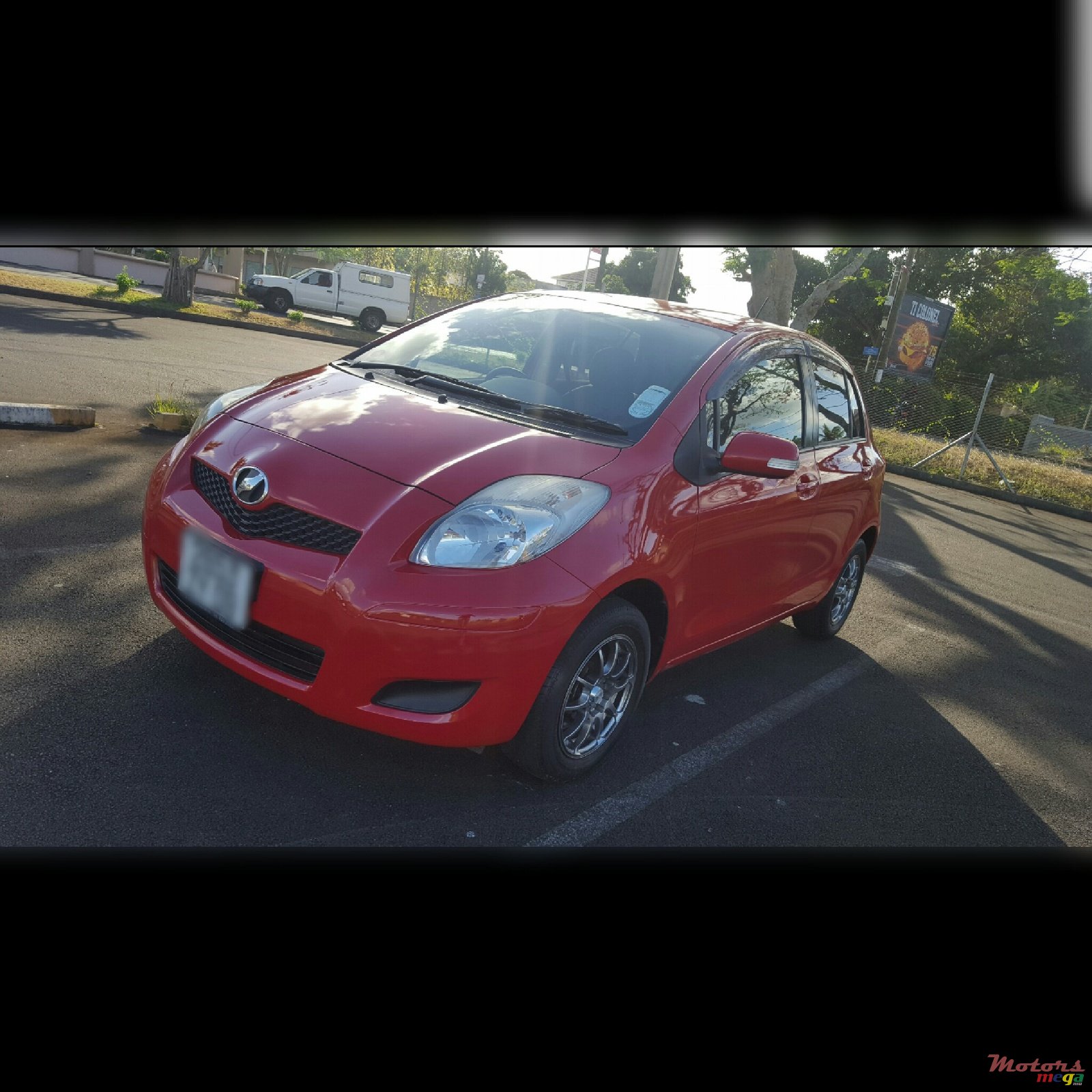 2009' Toyota Vitz photo #2