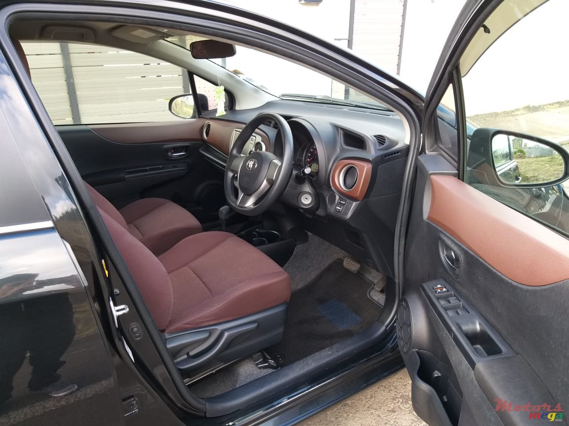 2011' Toyota Vitz Jewela photo #6