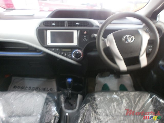 2013' Toyota Prius Aqua photo #6