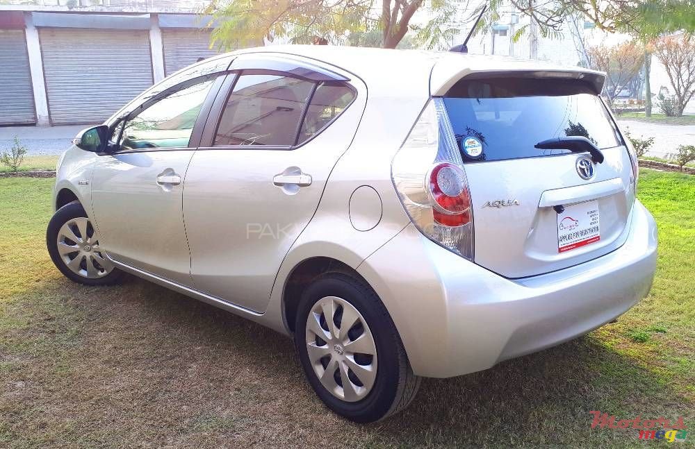 2014' Toyota Allex Aqua hybrid photo #2