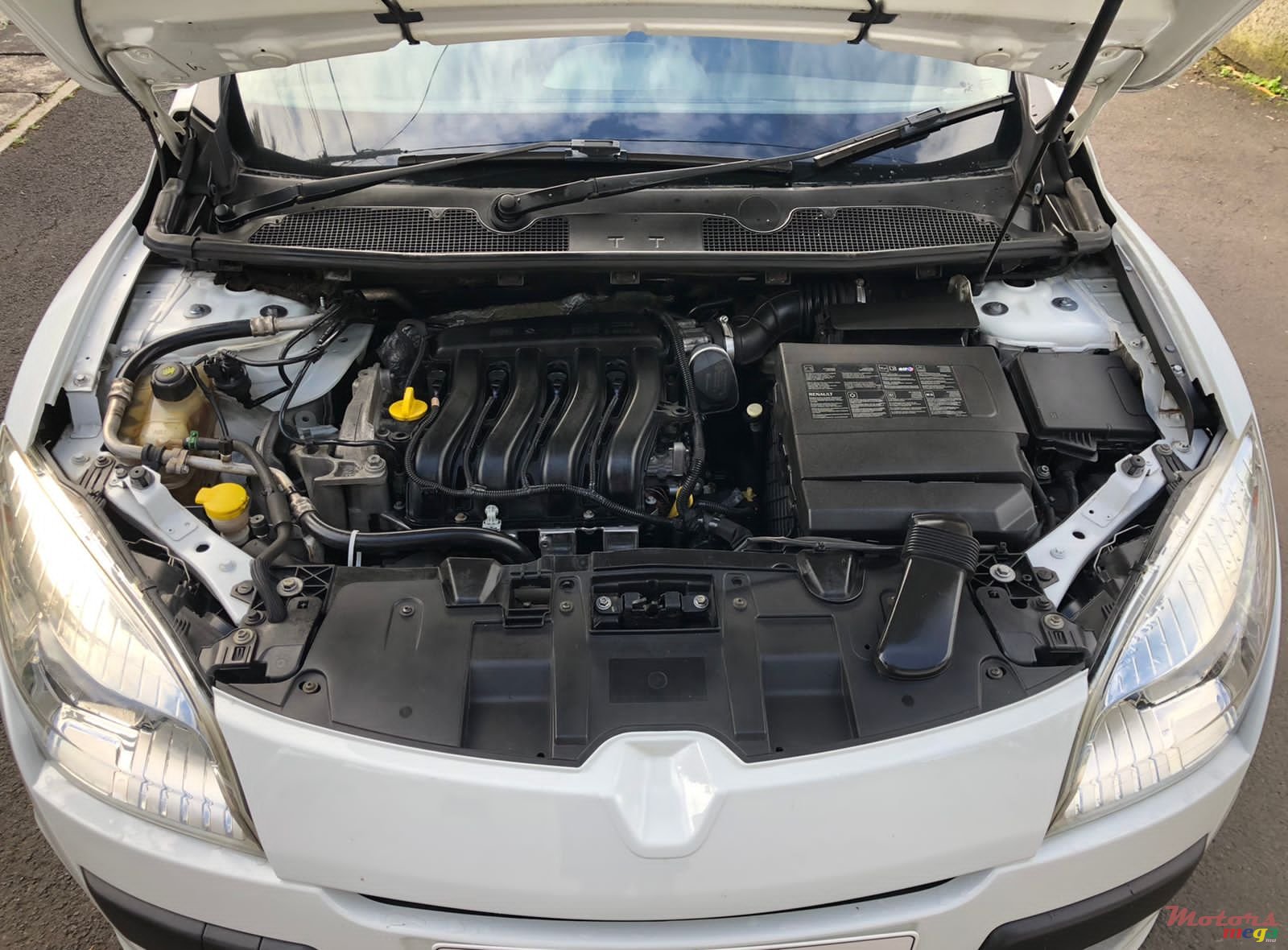 2011' Renault Megane photo #6