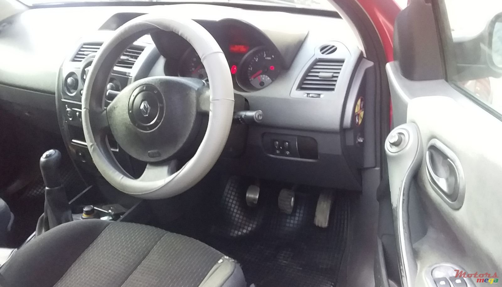 2004' Renault Megane photo #3