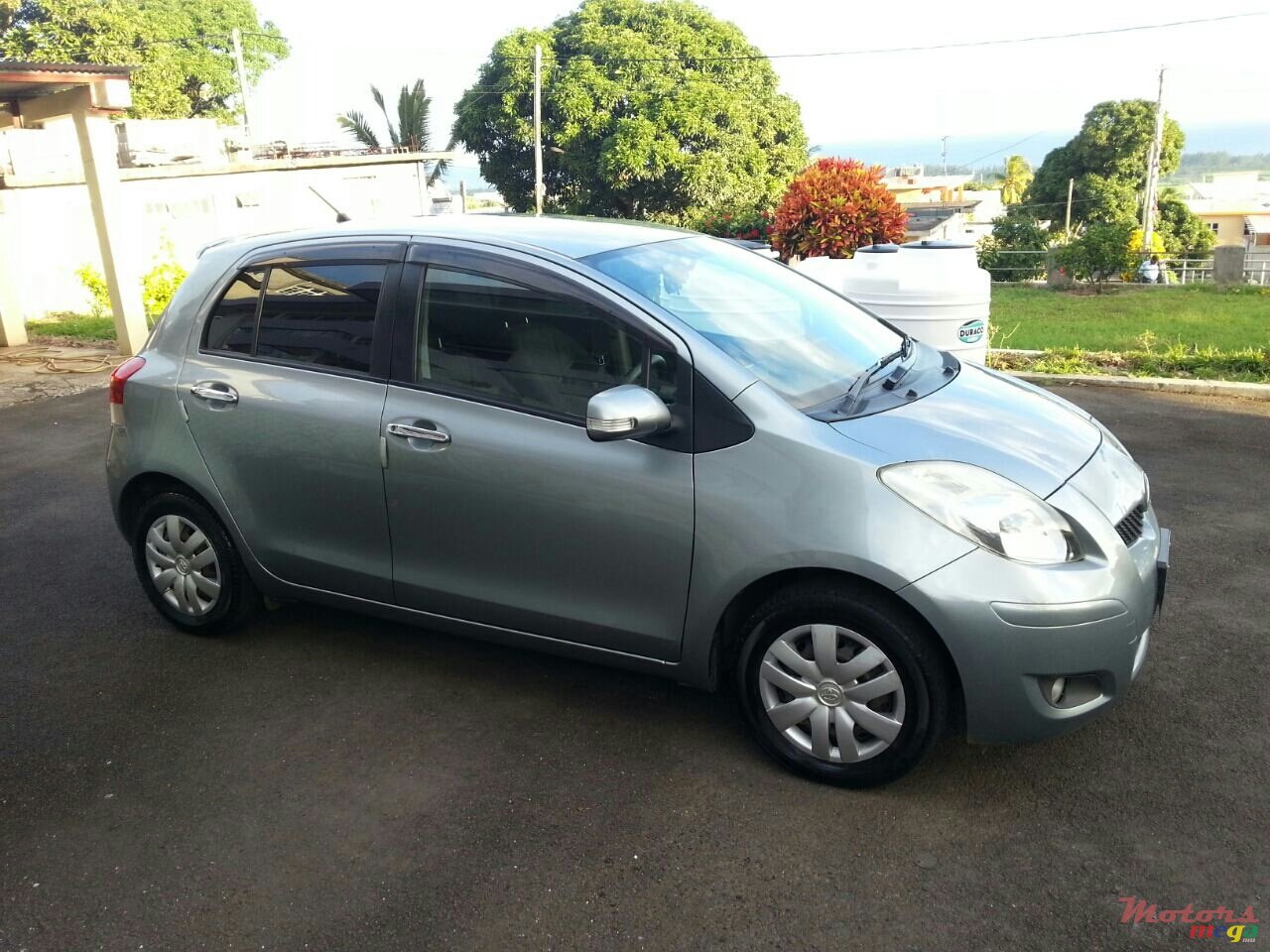 2009' Toyota Vitz photo #1