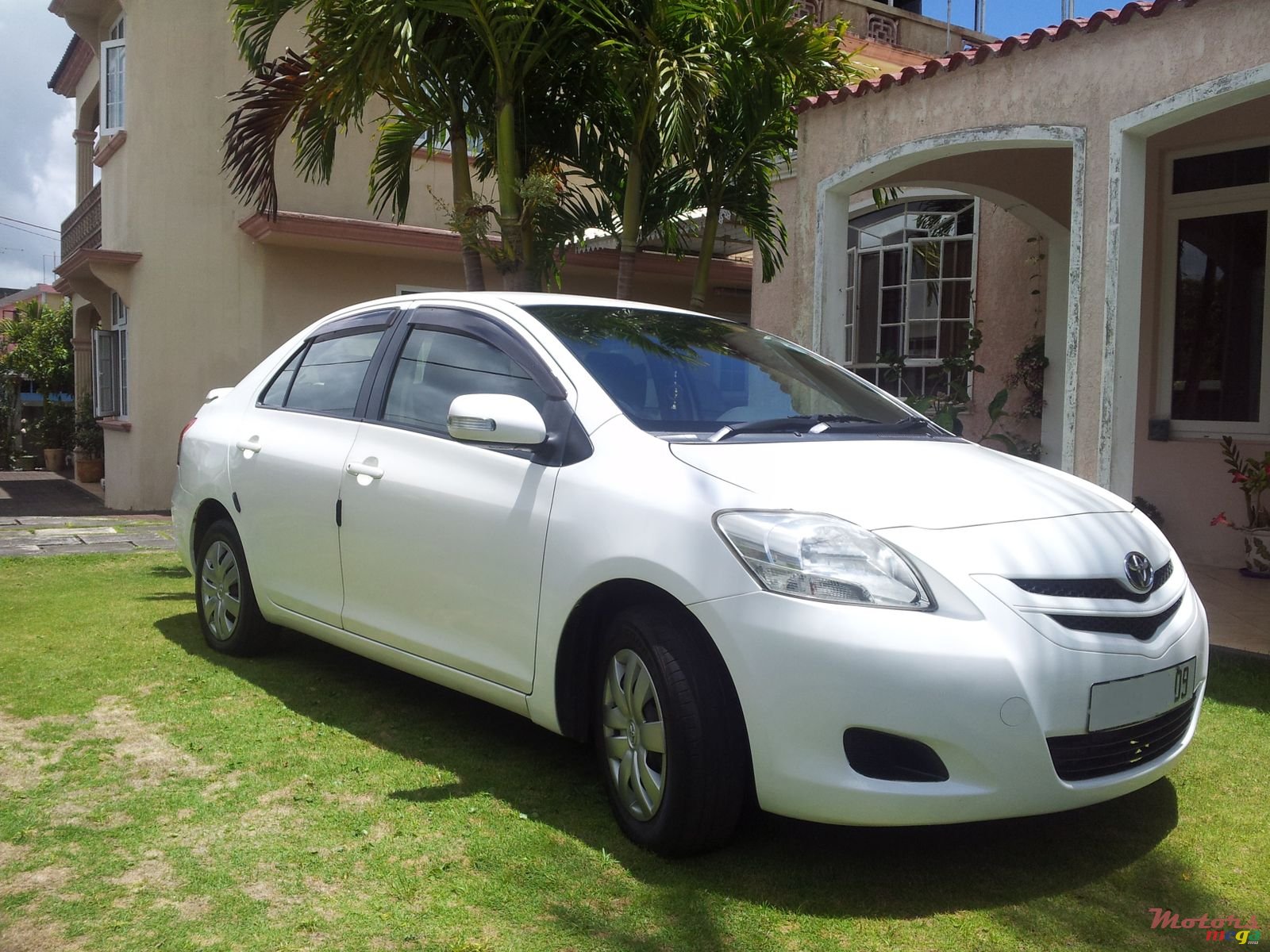 2009' Toyota Yaris photo #1